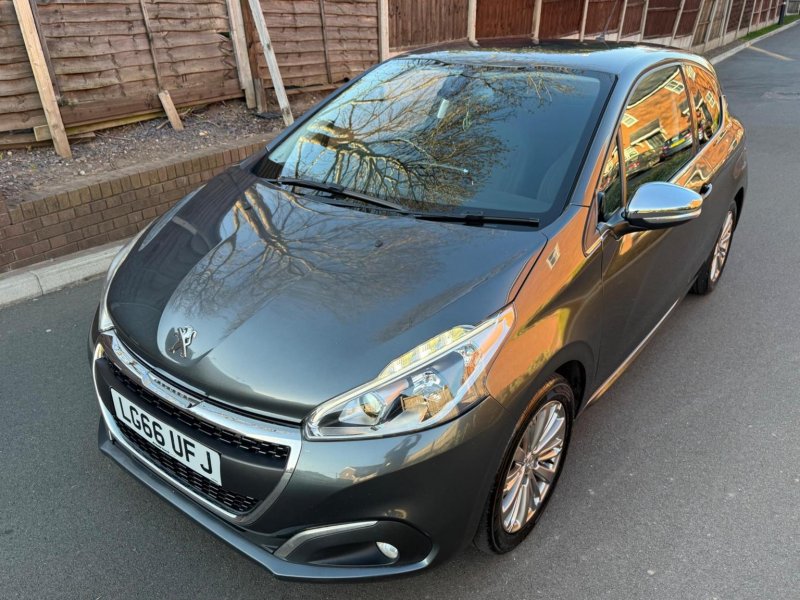 PEUGEOT 208