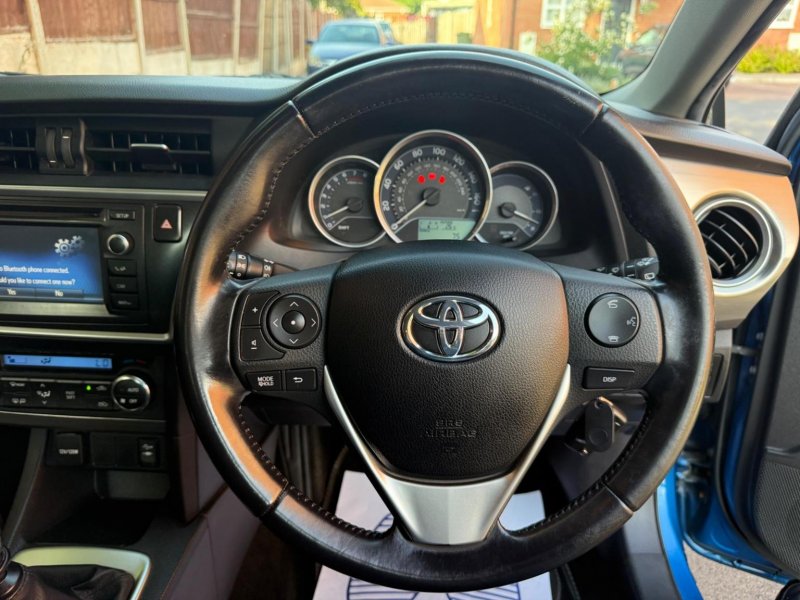 TOYOTA AURIS