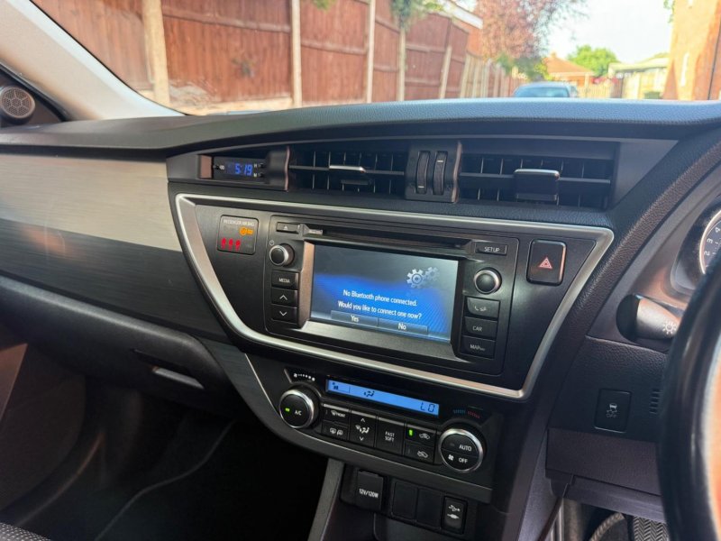 TOYOTA AURIS