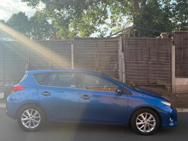 TOYOTA AURIS