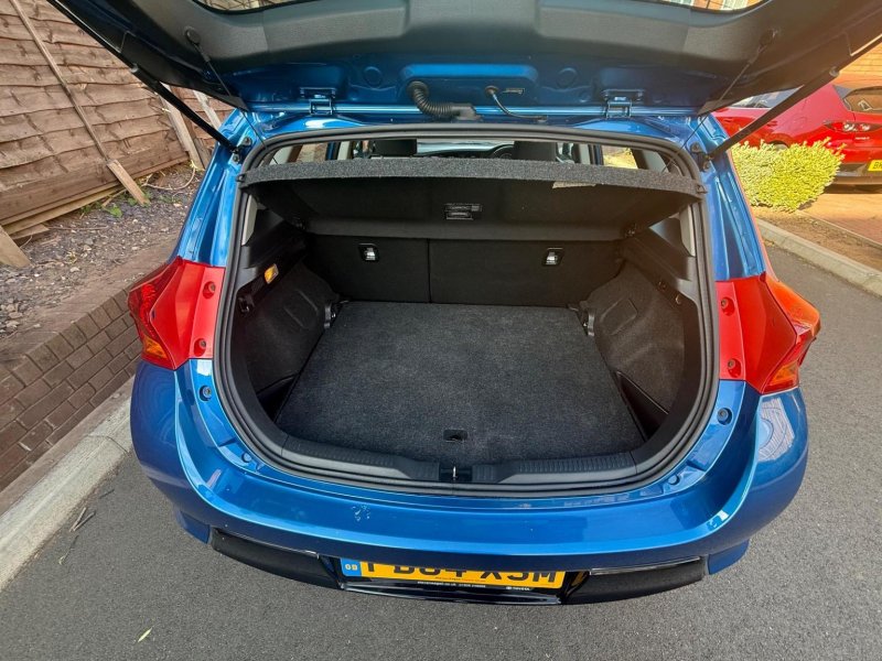 TOYOTA AURIS
