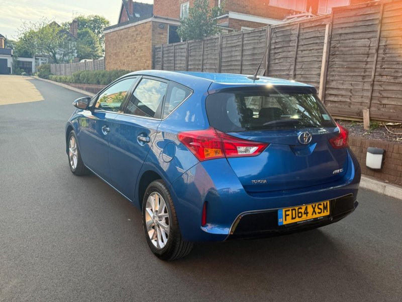 TOYOTA AURIS