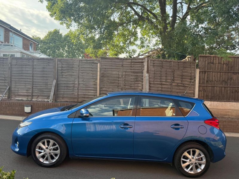 TOYOTA AURIS