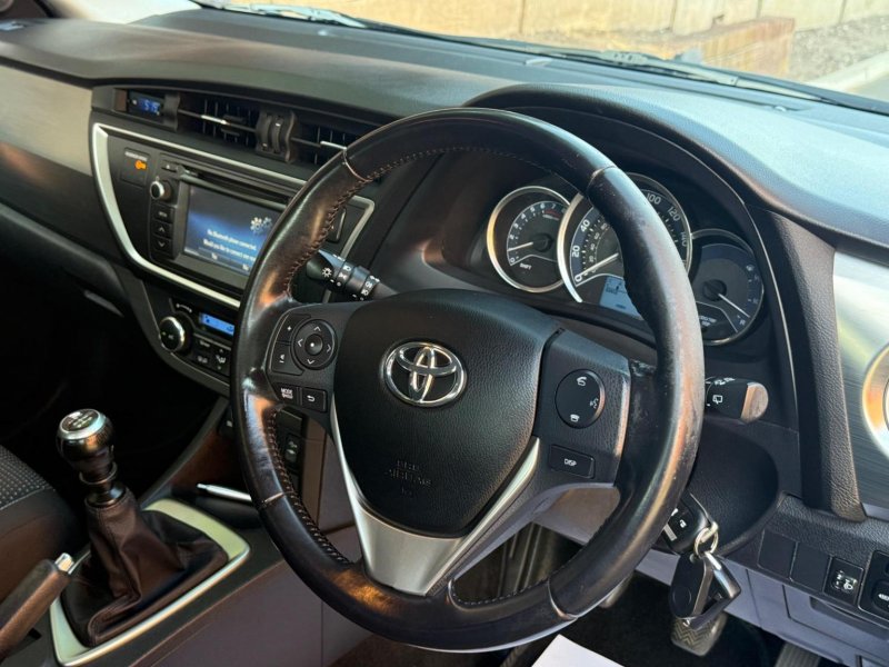 TOYOTA AURIS